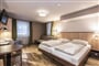 doppelbett-familienzimmer-jufa-hotel-grundlsee-medium-plus-sitzgelegenheit-1440x960