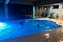 Vnitřní bazén u hotelu 