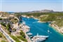 Výhled na marinu v Bonifaciu na ostrově Korsika