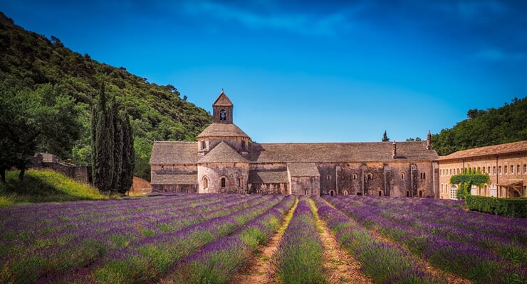 Opatství Sénanque v Provence s lány levandule, Francie