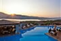 Večerní pohled na restauraci a bazén, Porto Rotondo, Sardinie, Itálie
