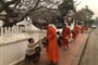 Luang Prabang - obdarování mnichů