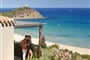 Panoramatický pohled na pláž od pokojů, Chia, Sardinie