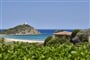 Výhled na pláž od pokojů, Chia, Sardinie