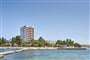 Betonové pláže před mateřským hotelem Adriatic Plava Laguna