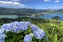 Vyhlídka králů na Modré a Zelené jezero v caldeiře Sete Cidades