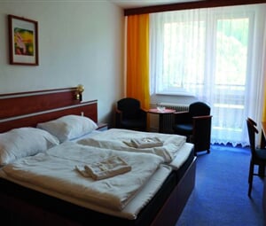 Pokoj s lůžky a posezením