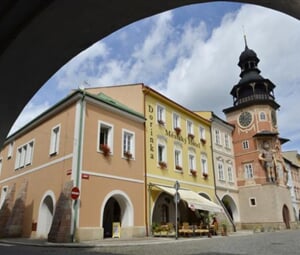 Pohled na městský hotel Dorinka na náměstí v Hostinném