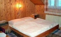 Pokoj s lůžky a nočními stolky
