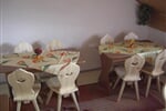 Jídelna se stoly a židlemi
