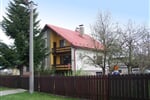 Apartmánový dům stojící v oplocené zahradě
