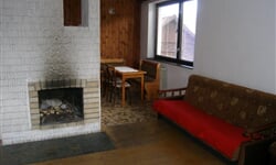 Společenská místnost s krbem