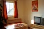 Apartmán - obývací pokoj s televizí