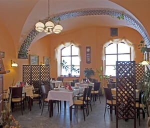 Hotelová restaurace pro dvacet osob s nabídkou kávy Segafredo