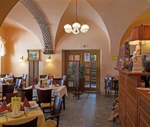 Útulná restaurace - nabídka moravských vín a tří druhů piva