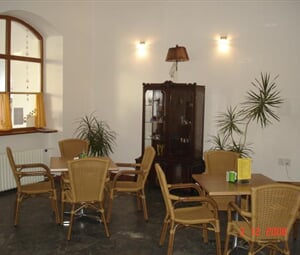 Vstup do hotelu s posezením