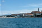 Biograd na Moru a promenáda s obchody a kavárničkami