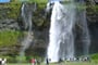Vodop�d Seljalandsfoss, jeho� st�nu lze, a�koliv je pln� vody po cel� rok, podej�t zezadu