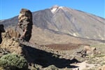 TENERIFE - Kanárské ostrovy - trek působivou kamennou pouští k monumentu LOS ROQUES v NP LAS CANADAS. V pozadí sopka PICO DEL TEJDE.
