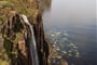 Skotsko - Vnější Hebridy - ostrov Isle Of Skye - Kilt Rock s vodopádem