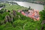 Dunajská cyklostezka - vinařské městečko Dürnstein s hradem na kopci © Foto: Terka Bílková