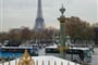Francie - Paříž - Eiffelova věž, vysoká 324 m, váží 10.000 tun, z železných nosníků spojených 2,5 miliony nýtů