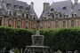 Francie - Paříž - Place des Vosges, kdysi místo turnajů, jedno z nejhezčích pařížských náměstí, bydliště V.Huga