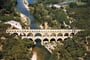 Francie - Provence - antický Pont du Gard, postaven roku 19 a užíván až do 19,.stol., přiváděl vodu do Nimes, 49 m vysoký a 275 m dlouhý