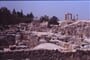 Řecko - Korinth - zbytky starověkého města se zříceninami hradu Akrokorinth a Apollónova chrámu z 5.stol.př.n.l. 