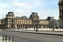 A%20Louvre%20udvara%20(MZ)