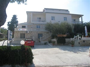 Splitska (ost. Brač) - Mišura Villa penzion*** (studia bez stravy)