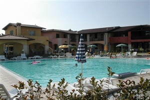 Sirmione, Lago di Garda - venkovní bazény village 3*Lugana Marina - na pokraji jezera Lago di Garda