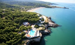 Panoramatický pohled na rezidenci s bazénem