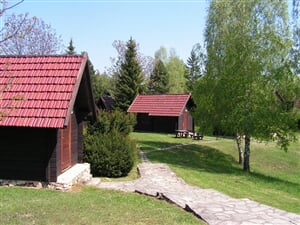 Plitvická jezera - Korana kemp bungalovy s polopenzí* / cena za 1 noc