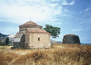 Itálie - Sardinie,  rajský ostrov nurágů v tyrkysovém moři