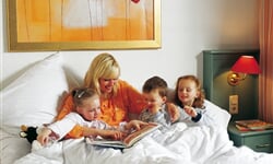 Hotel_Zimmer_Bett[1]