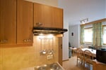 Kuchyně apartmánu spojená s jídelní částí