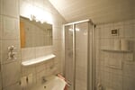 Koupelna se sprchovým koutem a WC