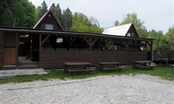Hlavní budova s hřištěm