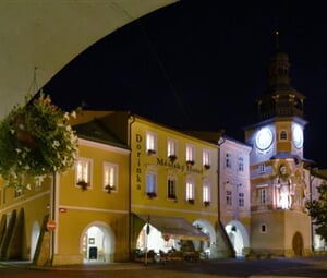 Celkový pohled na hotel na náměstí