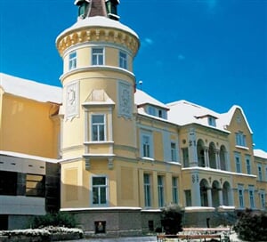 Spital am Semmering lyžování - gästehaus JUFA zámek Schloss Sommerau - bazén a sauna v ceně