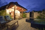 Deluxe Beachfront Villa bathroom
