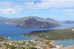 Liparské ostrovy, ostrov Vulcano - pohled z kráteru Gran Vulvano. Z leva Filicudi, 