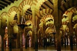 Poznavame Andalusii_Cordoba_interier_mesita