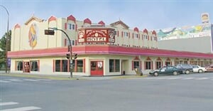 Yukon - Whitehorse - Town & Mountain Hotel