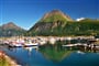 Pobřežím Norska za polární kruh - přístav na úpatí tisícimetrových štítů