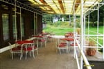 Krytá letní terasa restaurace s posezením