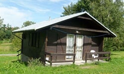 Bungalov na velké travnaté zahradě s ohništěm