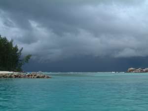 Přichází bouřka, Seychely