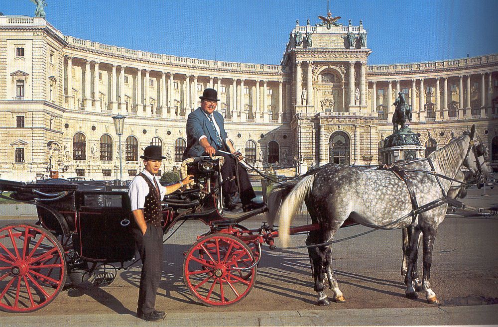Vídeň -nádvoří císařského hradu Hofburg s drožkou pro turisty